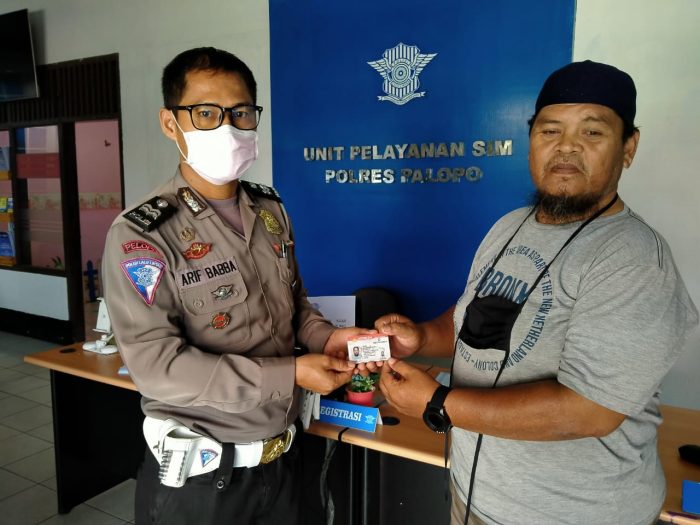 Aiptu Arif Babba, Baur SIM Satlantas Polres Palopo.