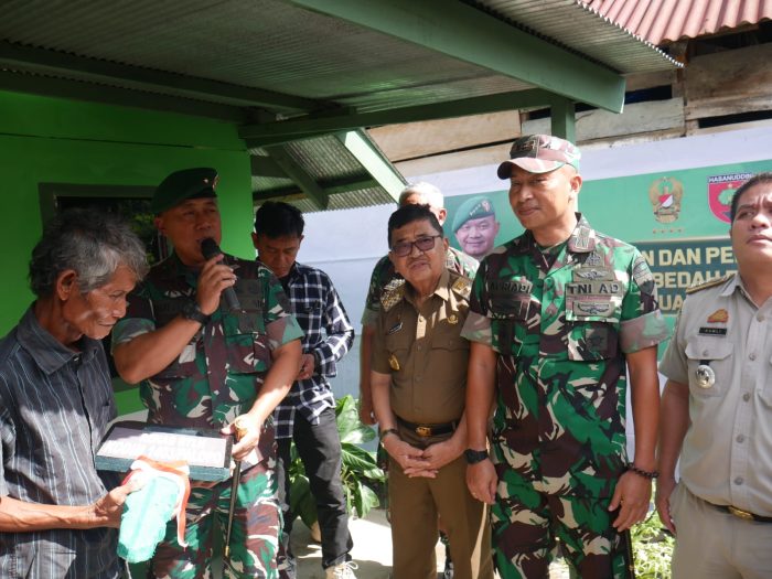 Walikota Dan Jajaran TNI Bedah Rumah Pak Ambo