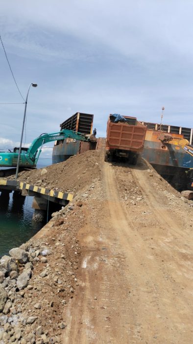 Aktivitas Bongkar Muat Kontraktor Tambang "PT. CDS" di Pelabuhan Malili yang diduga kuat tidak berijin