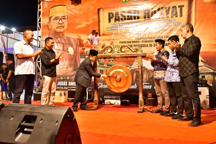 Walikota Palopo Drs. H. M. Judas Amir, MH, menghadiri Pembukaan Pasar Rakyat dan Malam Pentas Seni dalam rangka memperingati Hari Jadi Luwu Ke 755 dan Perlawanan Rakyat Luwu Ke 77