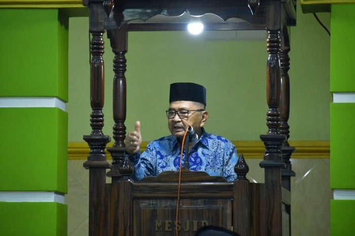 Malam Ke - 4 Ramadhan, Walikota Palopo Shalat Tarawih Di Masjid Besar Al - Jihad Balandai